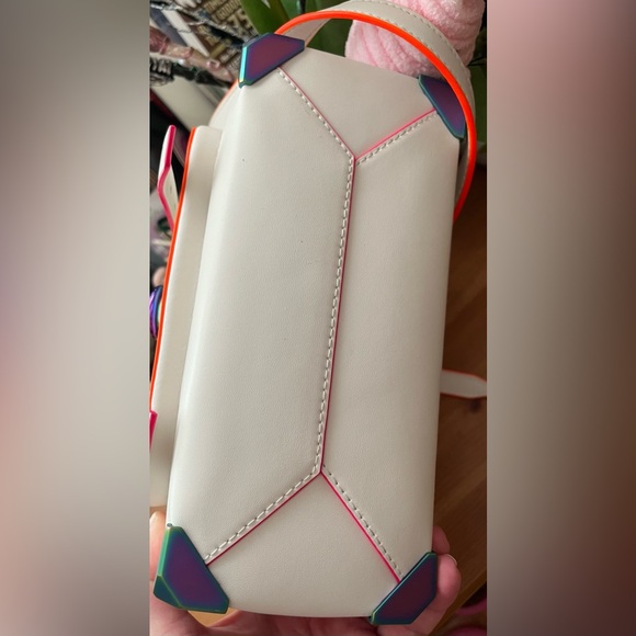 EUC beautiful Michael Kors Manhattan cross body bag with detachable strap. - Picture 4 of 9